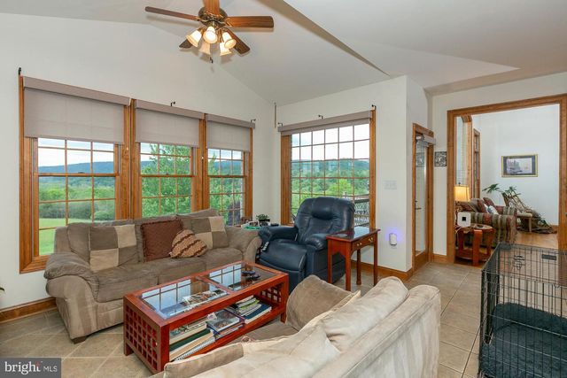94 FALCON RIDGE DR, Charles Town, WV 25414