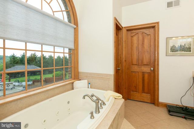 94 FALCON RIDGE DR, Charles Town, WV 25414