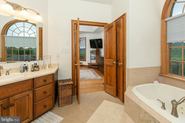 94 FALCON RIDGE DR, Charles Town, WV 25414