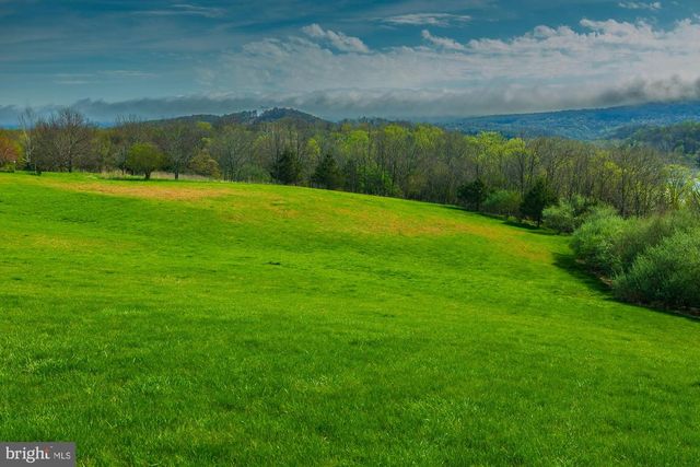 94 FALCON RIDGE DR, Charles Town, WV 25414
