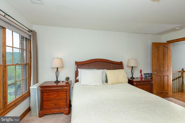 94 FALCON RIDGE DR, Charles Town, WV 25414