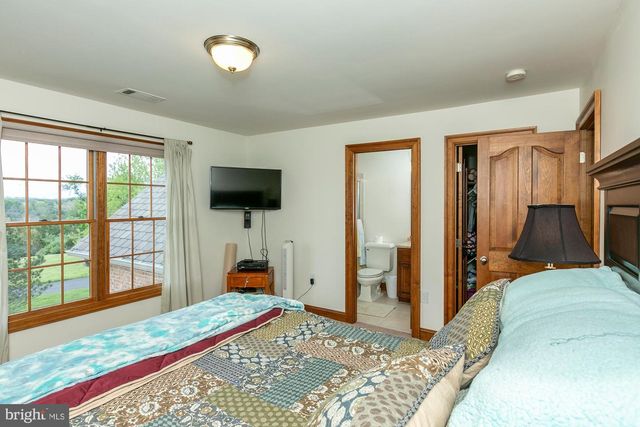 94 FALCON RIDGE DR, Charles Town, WV 25414