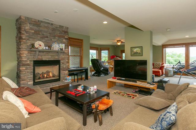 94 FALCON RIDGE DR, Charles Town, WV 25414