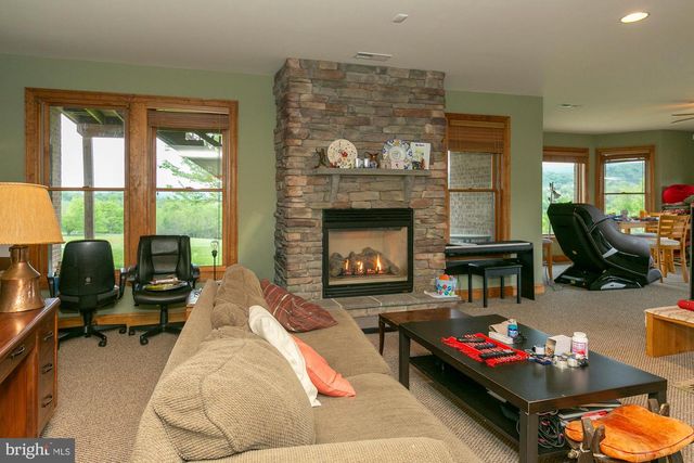 94 FALCON RIDGE DR, Charles Town, WV 25414