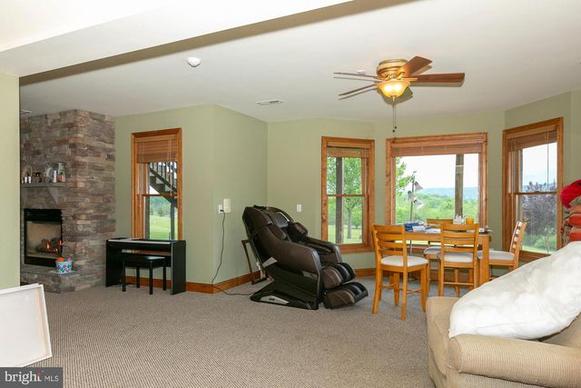 94 FALCON RIDGE DR, Charles Town, WV 25414