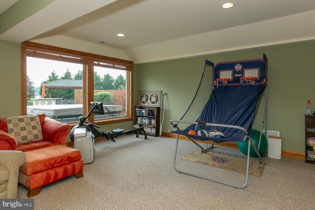 94 FALCON RIDGE DR, Charles Town, WV 25414