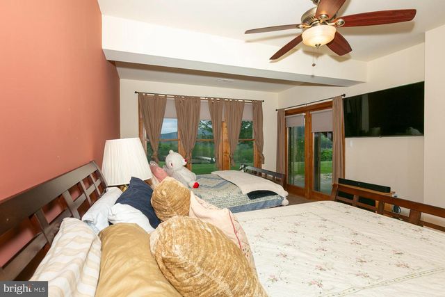 94 FALCON RIDGE DR, Charles Town, WV 25414