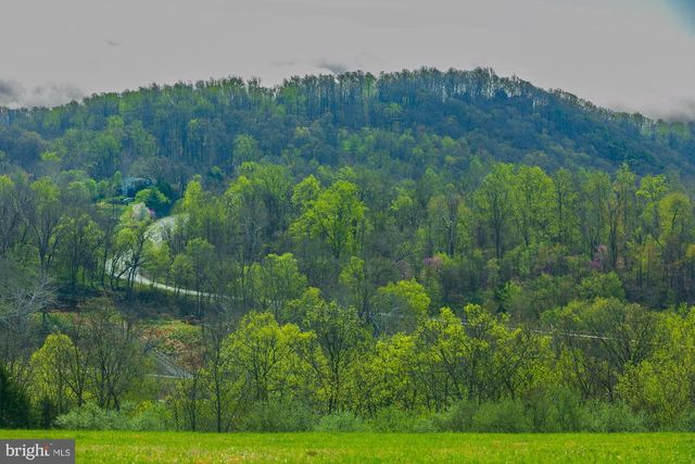 94 FALCON RIDGE DR, Charles Town, WV 25414