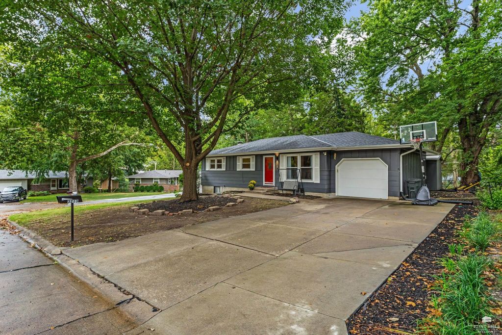 3213 Highland Circle, Manhattan, KS 66503