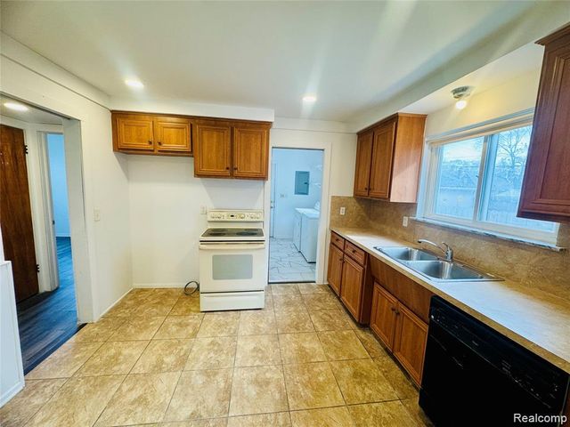 21410 Panama Street, Warren, MI 48091