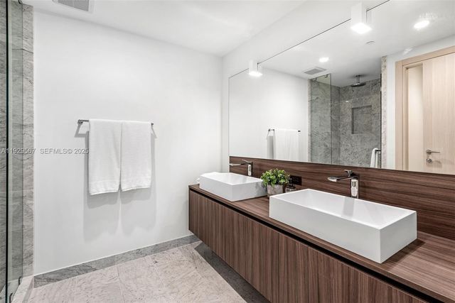 1000 Brickell Plz 4005, Miami, FL 33131