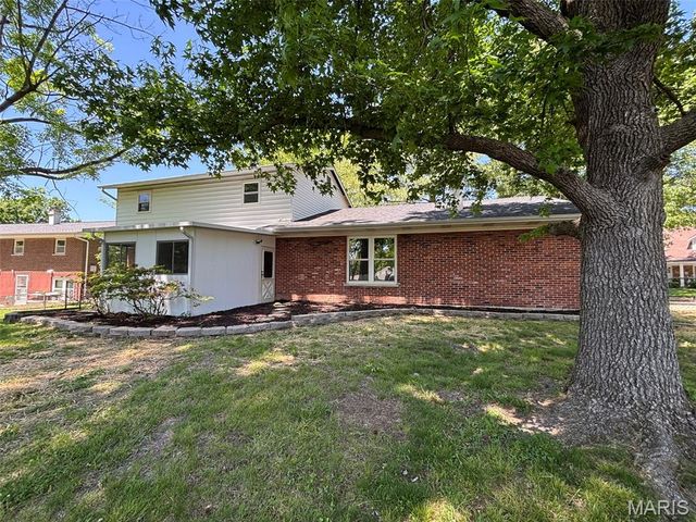3938 Hirondelle Lane, Florissant, MO 63034