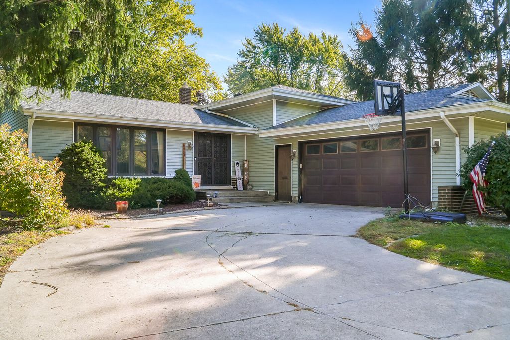 8435 Van Buren Court, Munster, IN 46321