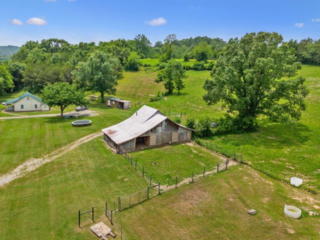 2665 Center Point Rd, Pulaski, TN 38478