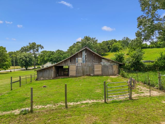 2665 Center Point Rd, Pulaski, TN 38478