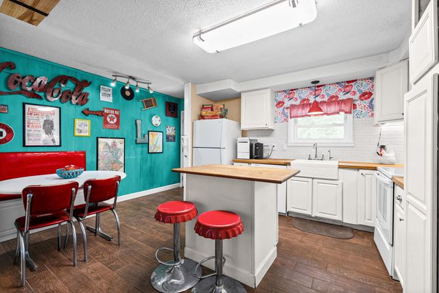 1011 Issac Clifton Rd, Chapmansboro, TN 37035