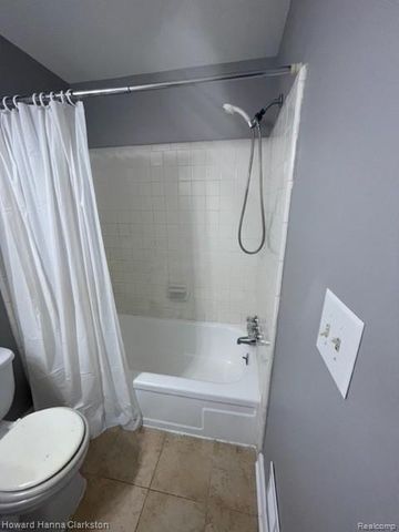 10 Greenwoode Lane, Pontiac, MI 48340