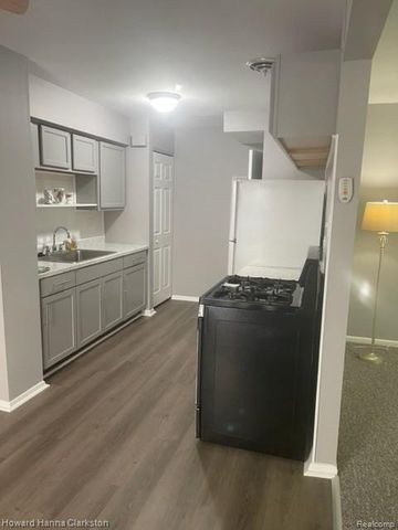 10 Greenwoode Lane, Pontiac, MI 48340