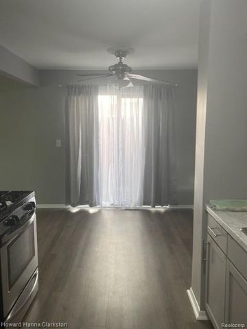 10 Greenwoode Lane, Pontiac, MI 48340
