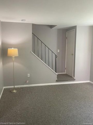 10 Greenwoode Lane, Pontiac, MI 48340