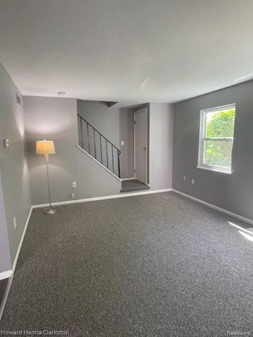 10 Greenwoode Lane, Pontiac, MI 48340