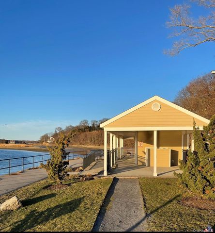 22 Bucknell Lane, Stony Brook, NY 11790