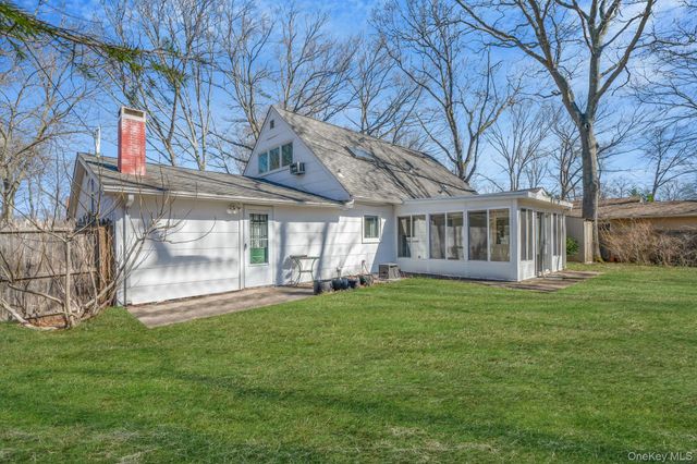 22 Bucknell Lane, Stony Brook, NY 11790