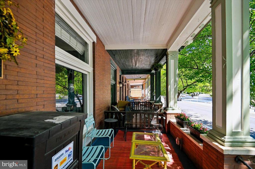 Image 4 of property listing at 2828 MARYLAND AVE, Baltimore, MD 21218
