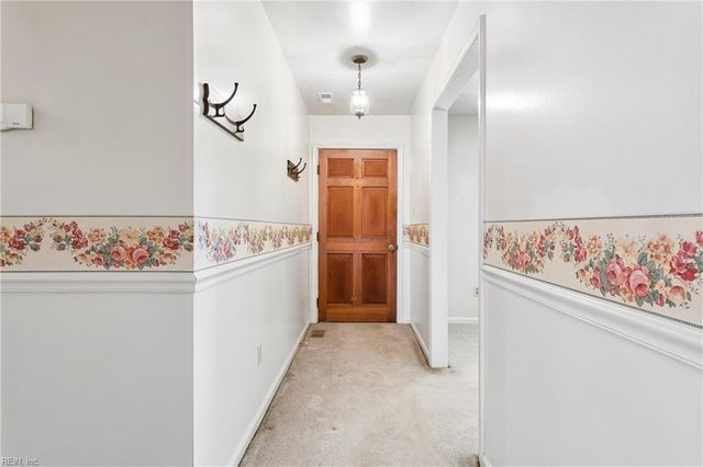 18 Magnolia LN, Poquoson, VA 23662