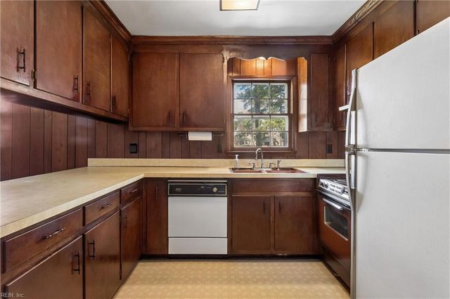 18 Magnolia LN, Poquoson, VA 23662