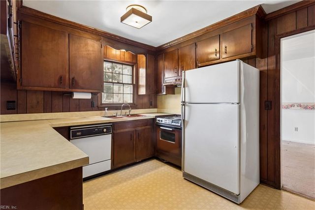 18 Magnolia LN, Poquoson, VA 23662