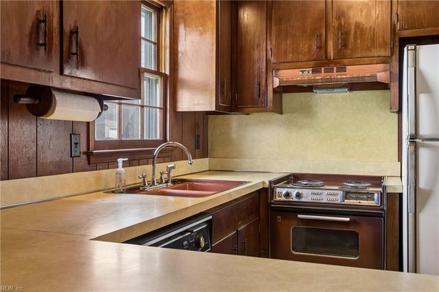 18 Magnolia LN, Poquoson, VA 23662