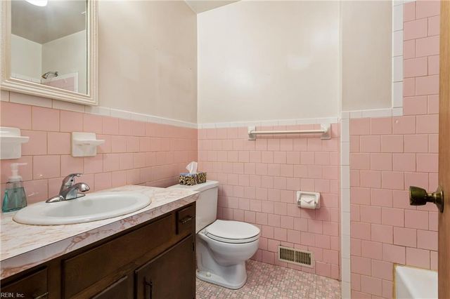 18 Magnolia LN, Poquoson, VA 23662