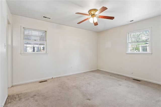 18 Magnolia LN, Poquoson, VA 23662