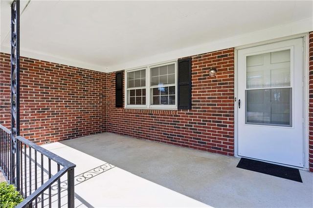 18 Magnolia LN, Poquoson, VA 23662