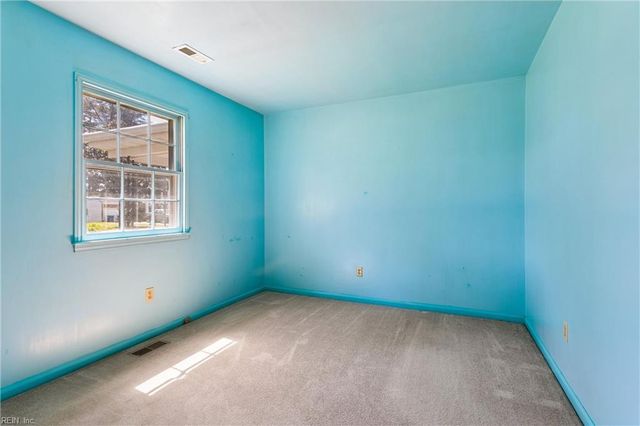 18 Magnolia LN, Poquoson, VA 23662