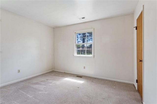 18 Magnolia LN, Poquoson, VA 23662