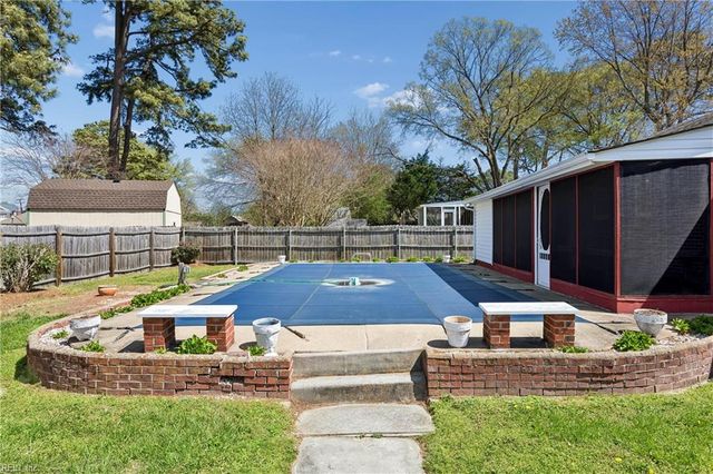 18 Magnolia LN, Poquoson, VA 23662