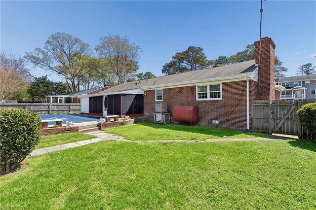 18 Magnolia LN, Poquoson, VA 23662