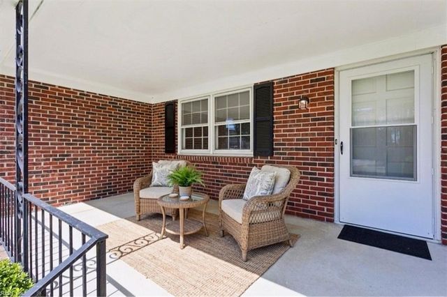 18 Magnolia LN, Poquoson, VA 23662