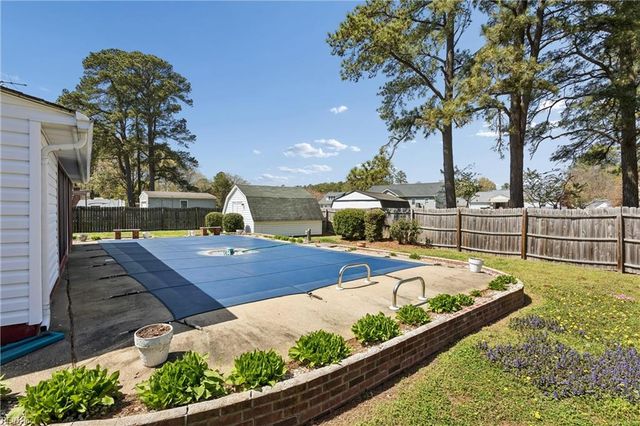 18 Magnolia LN, Poquoson, VA 23662