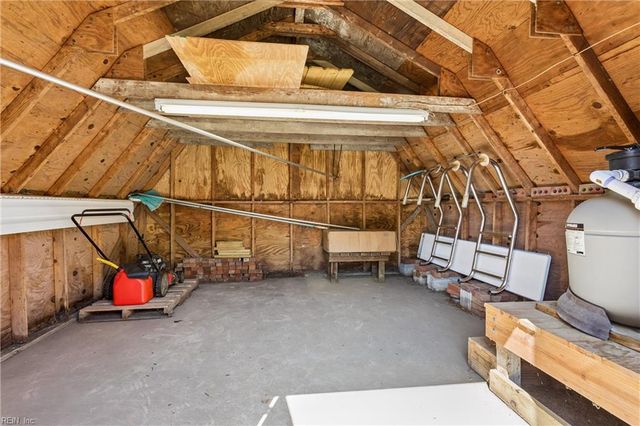 18 Magnolia LN, Poquoson, VA 23662