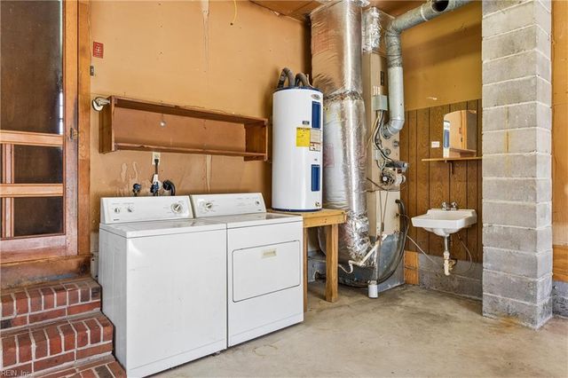 18 Magnolia LN, Poquoson, VA 23662