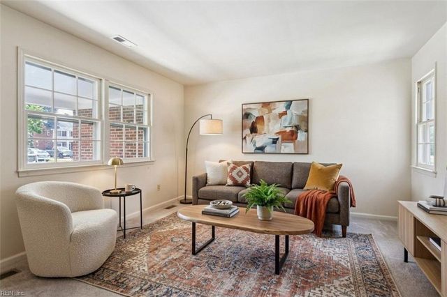 18 Magnolia LN, Poquoson, VA 23662