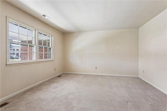 18 Magnolia LN, Poquoson, VA 23662