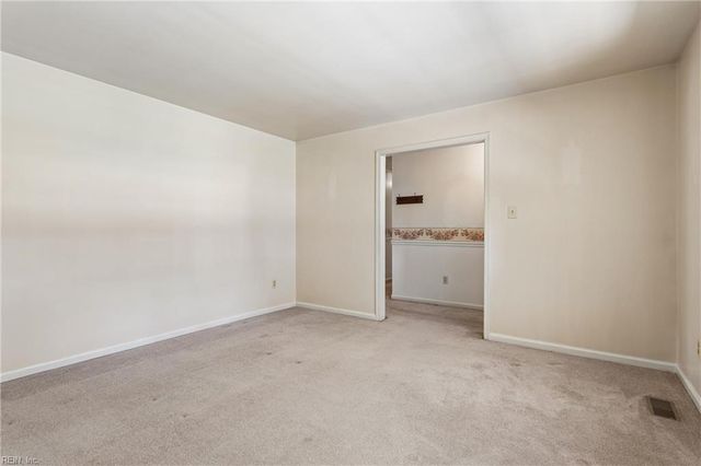 18 Magnolia LN, Poquoson, VA 23662