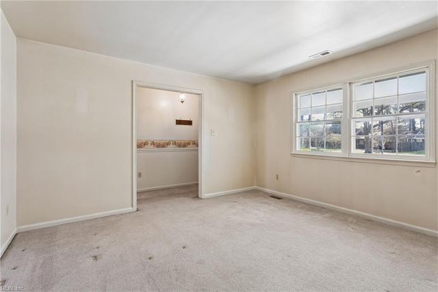 18 Magnolia LN, Poquoson, VA 23662