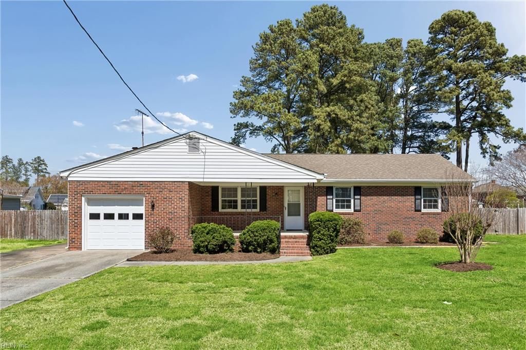 18 Magnolia LN, Poquoson, VA 23662