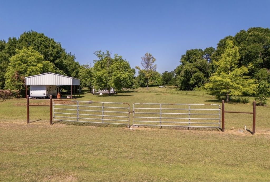 163 Fenn Road, Blum, TX 76627