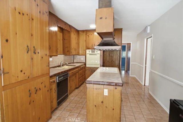 7007 Whitaker, Lake Balboa, CA 91406